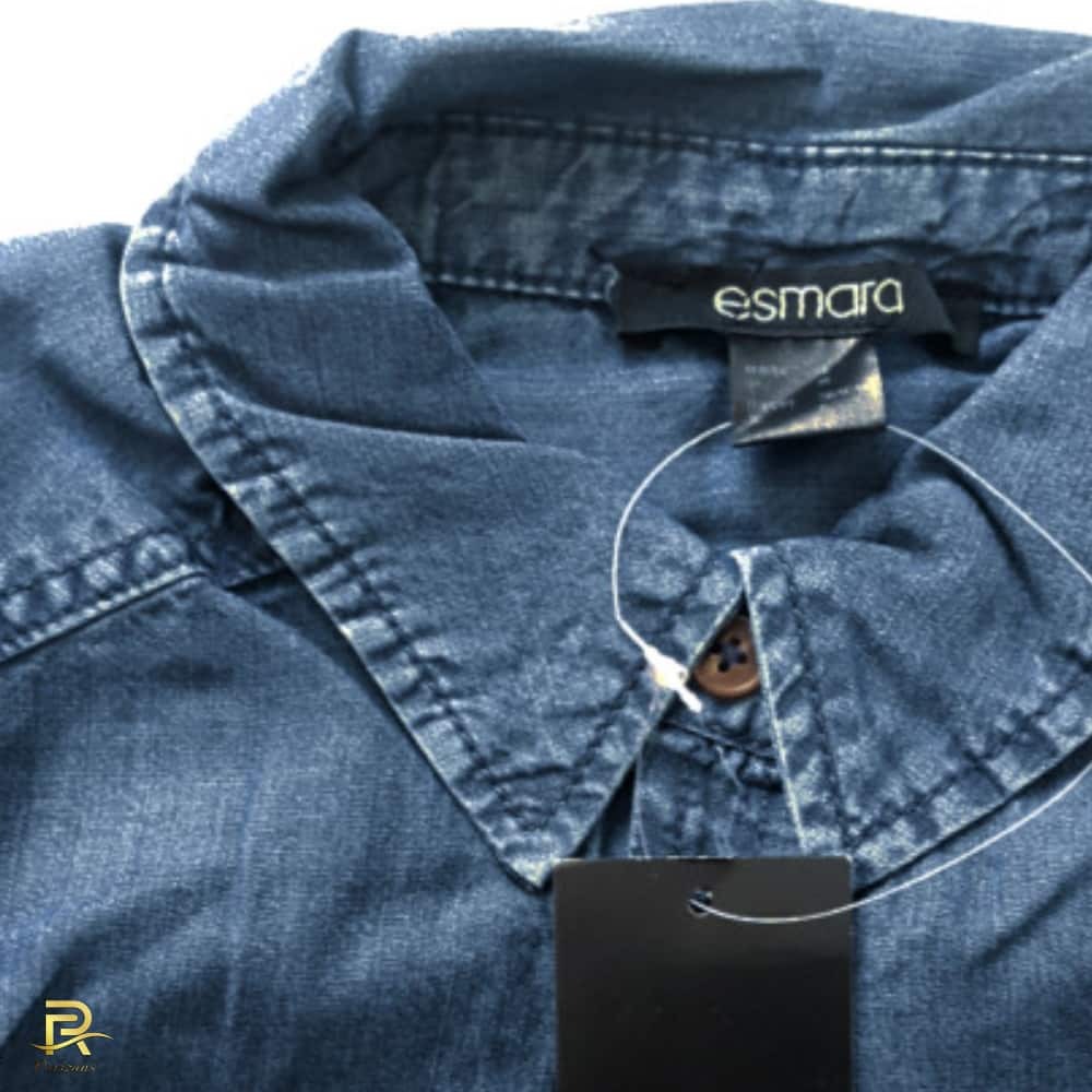  نمای نزدیک یقه پیراهن زنانه جین کاغذی اسمارا مدل C1399 با رنگ آبی و سایز 40 و قیمت 395000 تومان 